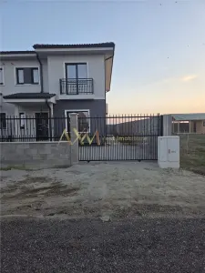Vanzare 1/2 duplex 5 camere Giroc - foto 2