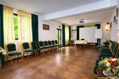Pensiune turistica in Piatra Craiului, in circuitul  Plaiul Foii, 7700 mp teren - foto 4