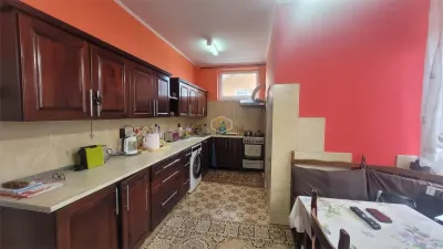 Casa solidă și spațioasă în centrul orașului Livada - foto 9