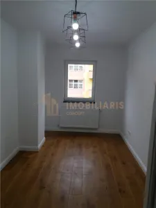 Apartament cu 3 camere ,pretabil pentru birouri - foto 3