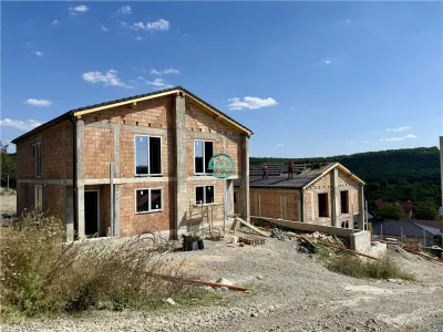 Case tip duplex de vanzare, 101 mp utili, 230 mp teren, in Corunca - Corunca