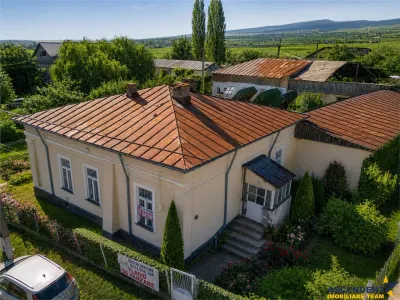 OFERTA REZERVATA! Proprietate unica in zona viticola Odobesti, Vrancea, casa boiereasca cu 4.000 mp de teren intravilan - Vartescoiu