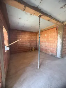 0 Comision - Mosnita -1/2 duplex  pe parter - foto 3