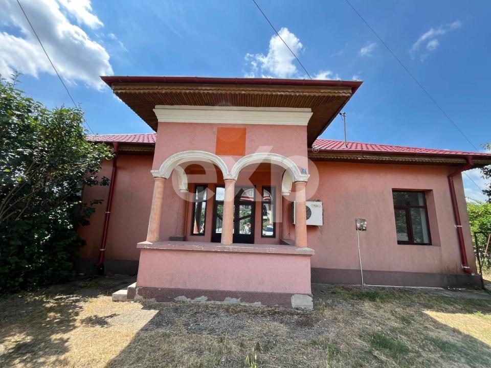 Casă în centrul comunei Corbii Mari, ideală pentru birouri, cabinet sau locuit - Corbii Mari