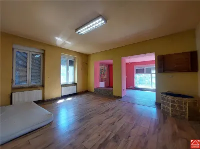Casa spatioasa cu teren mare, pe colt, in Periam - foto 4