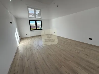 Casa cu 4 camere si 3 bai in Sura  Mare - foto 18