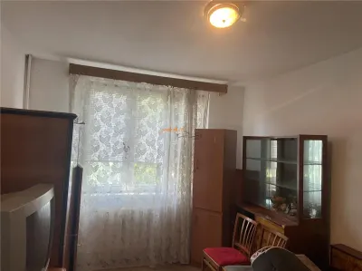 Garsoniera de vanzare , et 3/4 , zona Gara , libera - Focsani