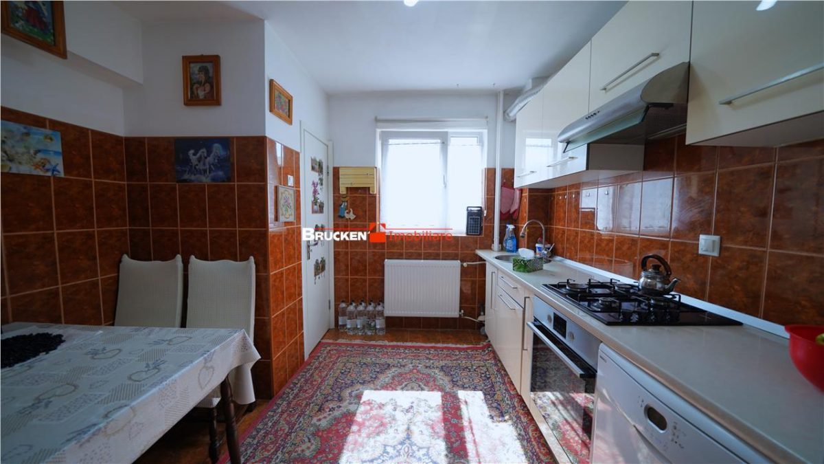 3 camere | 2 bai | 3 balcoane | etaj 4/8 | Rogerius - Oradea