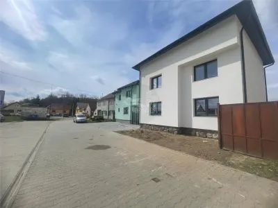 Casa cu 4 camere si 3 bai pretabila birouri in Sura  Mare - Sura Mare