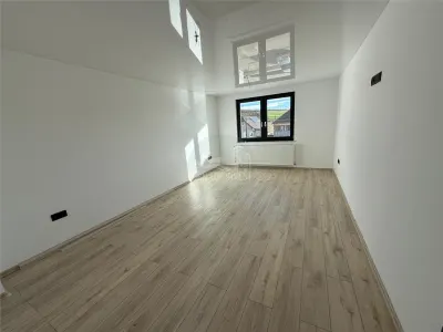 Casa cu 4 camere si 3 bai pretabila birouri in Sura  Mare - foto 8
