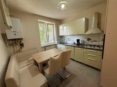 Apartament cu 4 camere 2 bai si balcon etajul 1 pe Rahovei - Sibiu