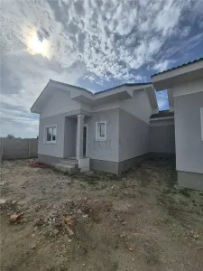 Duplex despartit prin baie - zona foarte buna - posibilitate mansardare - Mosnita Noua