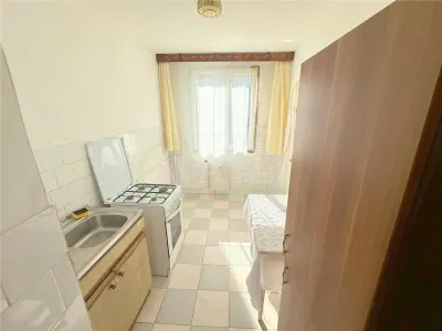 Apartament 3 camere semidecomandat, zona Narcisa - Bacau