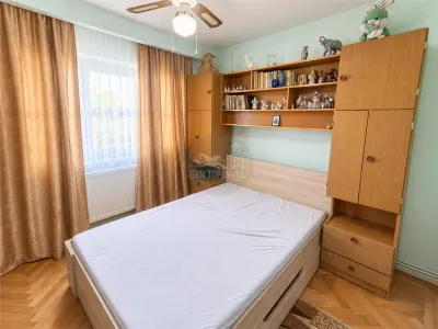 Apertament 2 camere decomandat balcon pivnita zona Valea Aurie - foto 4