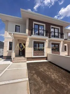Vanzare 1/2 duplex 5 camere Mosnita Noua - Mosnita Noua